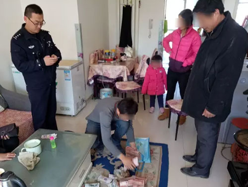 17萬(wàn)當(dāng)垃圾丟掉：驚慌失措！全家上陣翻找垃圾桶