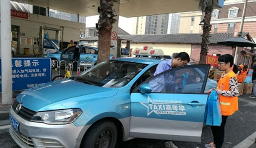 對車窗拋物說不！長沙環(huán)衛(wèi)局免費發(fā)放2000個車載垃圾桶
