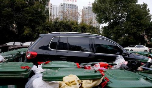 汽車被垃圾桶包圍是被惡搞還是得罪人了？