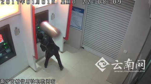 取款不成功，竟用垃圾桶出氣