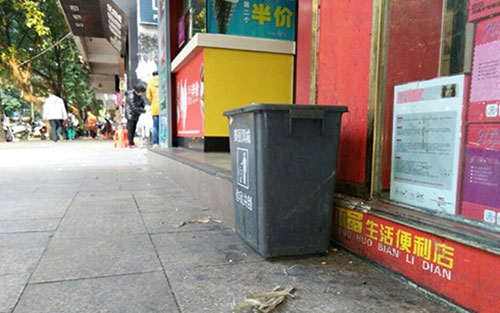 垃圾桶當(dāng)足球踢？！城區(qū)大半年累計(jì)丟近千個垃圾桶